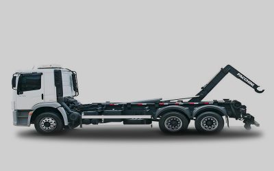Caminhão truck basculante equipado com implemento Roll on Roll Off Alongado