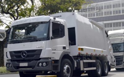 Caminhão com compactador de resíduos sólidos de 8 m3
